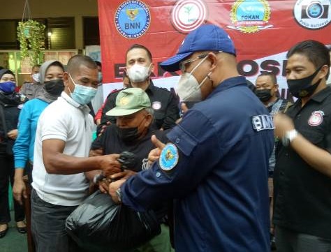 Meringankan Beban Masyarakat, BNN GMDN dan Pokja Jurnalis BNN Berbagi Sembako Kepada Masyakat Manggarai Jaksel