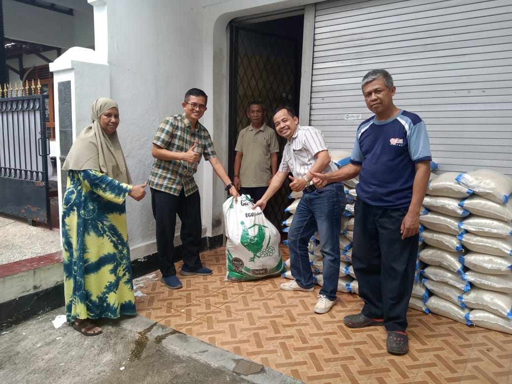 PEWARNA mendapatkan Daging Kurban 50 paket dan 2,5 Kwintal beras dari Pompes Al Zaitun