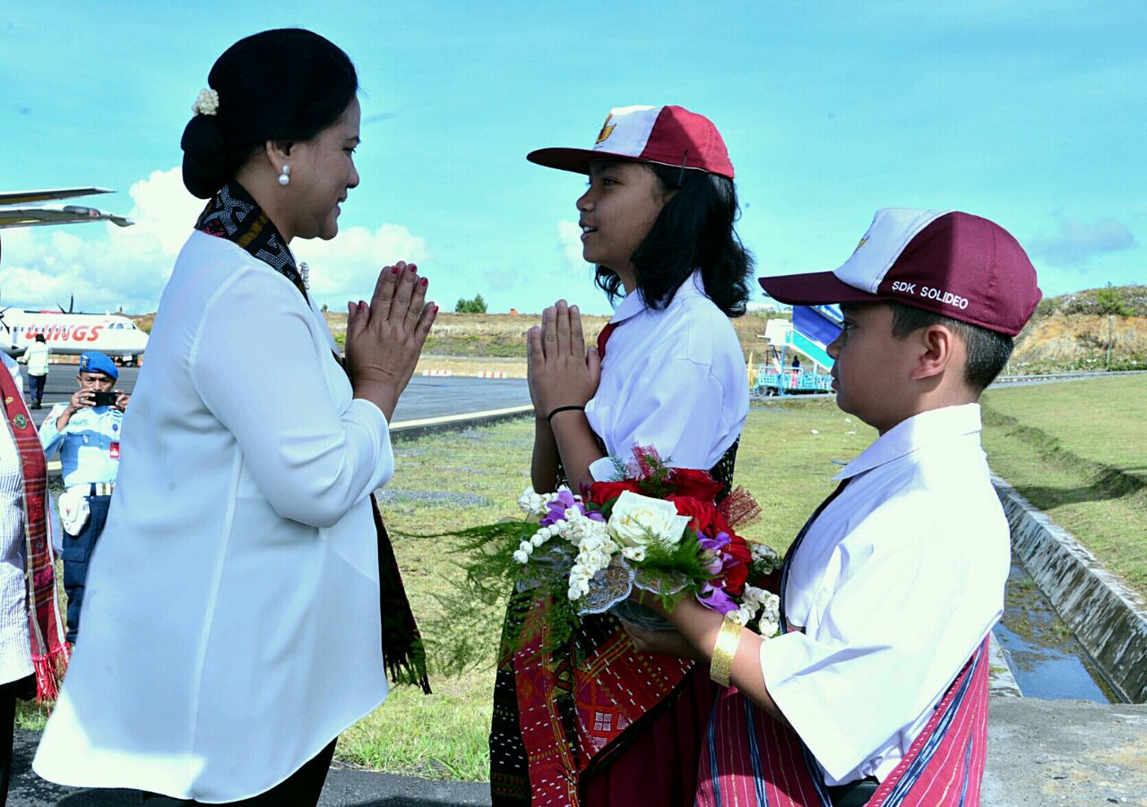 Ibu Iriana Kampanye Pola Asuh Berbasis Karakter kepada Masyakat Toba Samosir