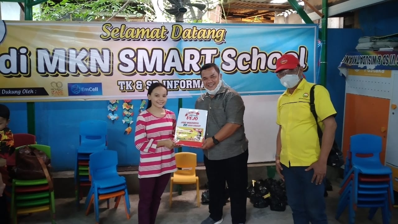 Peduli Kasih PEWARNA dan MKN, Salurkan Bantuan Bagi Warga di Kolong Tol Pluit