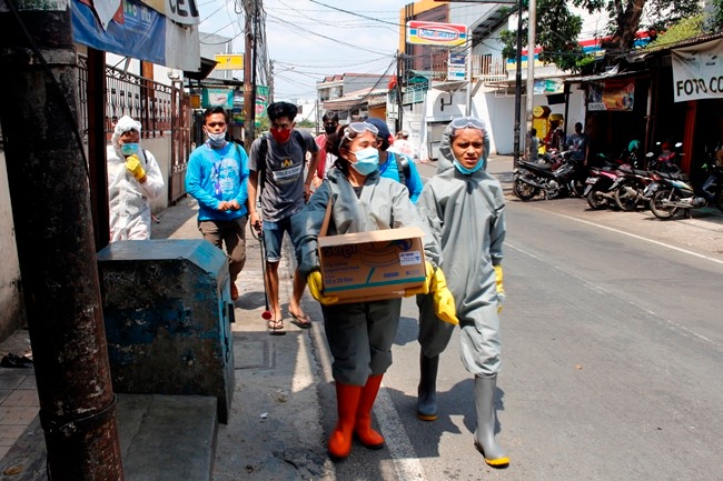 GMC-19 PGI dan PEWARNA KEMBALI GELAR PENYEMPROTAN DESINFEKTAN 3 RUMAH IBADAH DAN KAMPUS STT AGATHOS