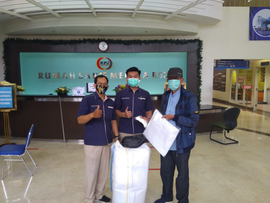 LUMBUNG  NUSANTARA Membagikan APD Ke RS Medika Tangerang Dan Membantu Sembako STT IKAT