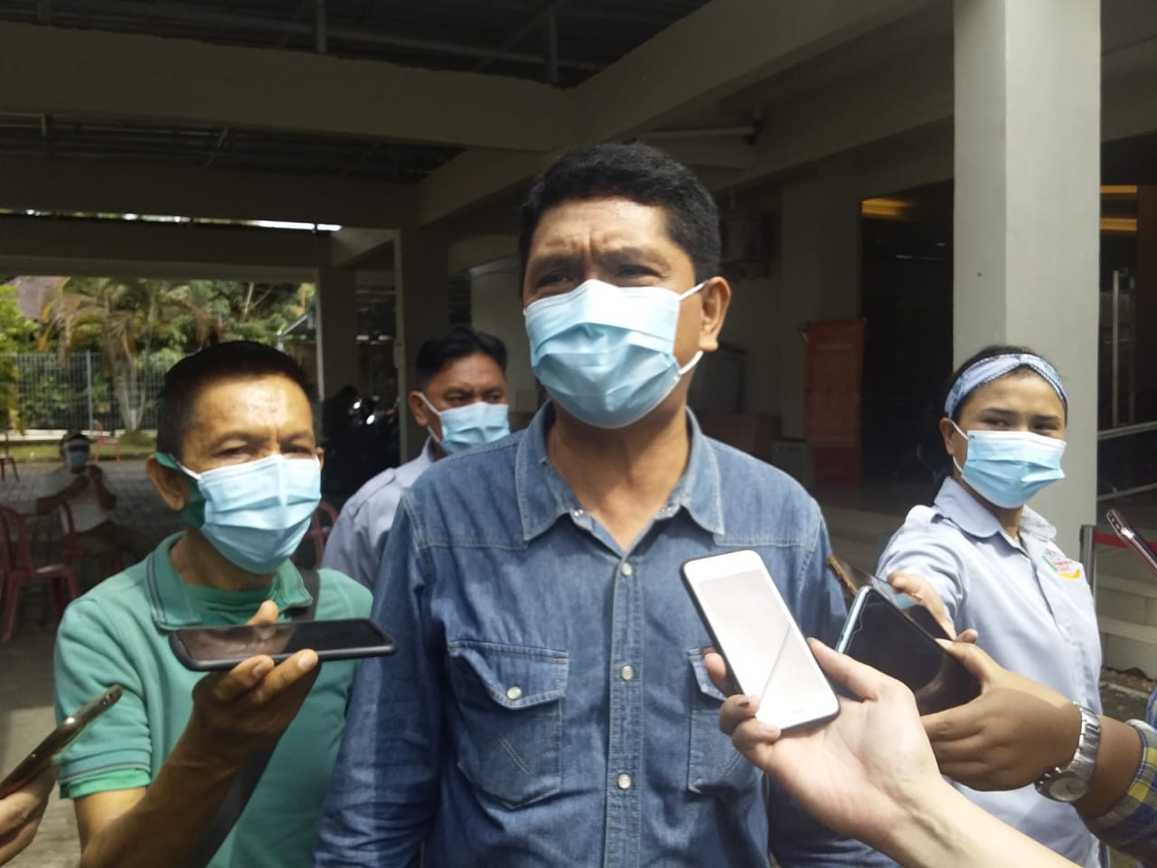 GANDENG KAGAMA MANADO, PEWARNA SULUT GELAR AKSI SOSIAL BAGIKAN MASKER DAN FACESHIELD