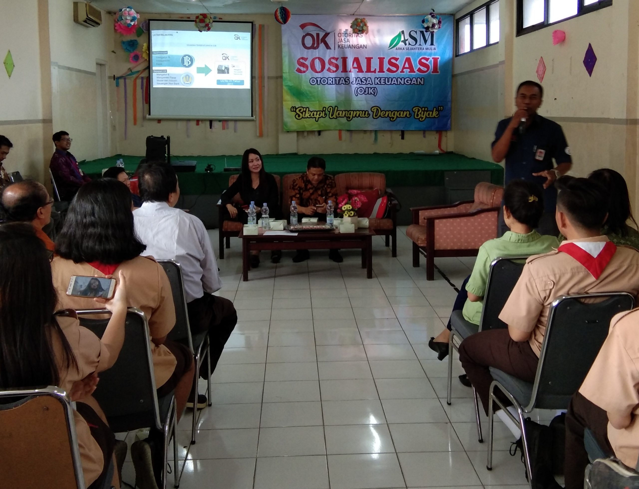 Sosialisasi Otoritas Jasa Keuangan OJK Di SMA Galatia Kota Bekasi