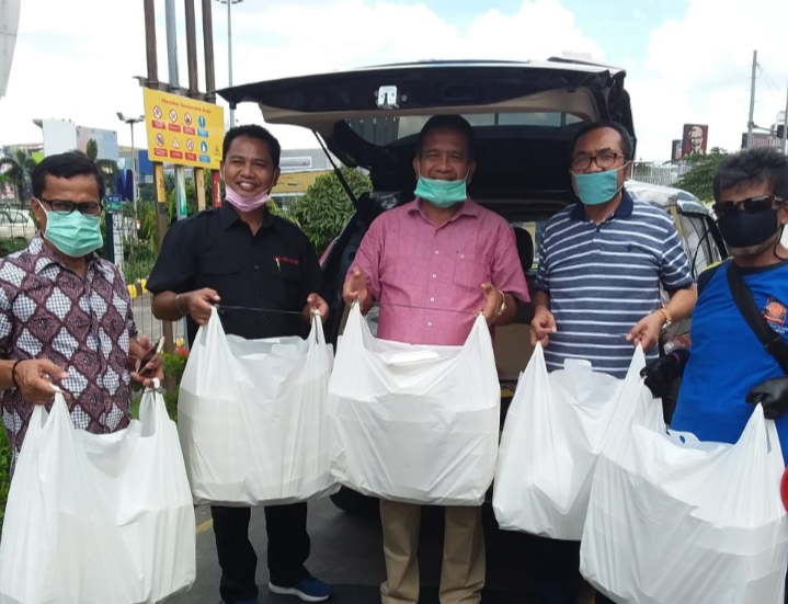 TIM SEHATI TANGGAP COVID-19 BPD BEKASI GBI KEMBALI BAGIKAN MAKAN SIANG PADA PENGEMUDI OJOL DAN TAKSI