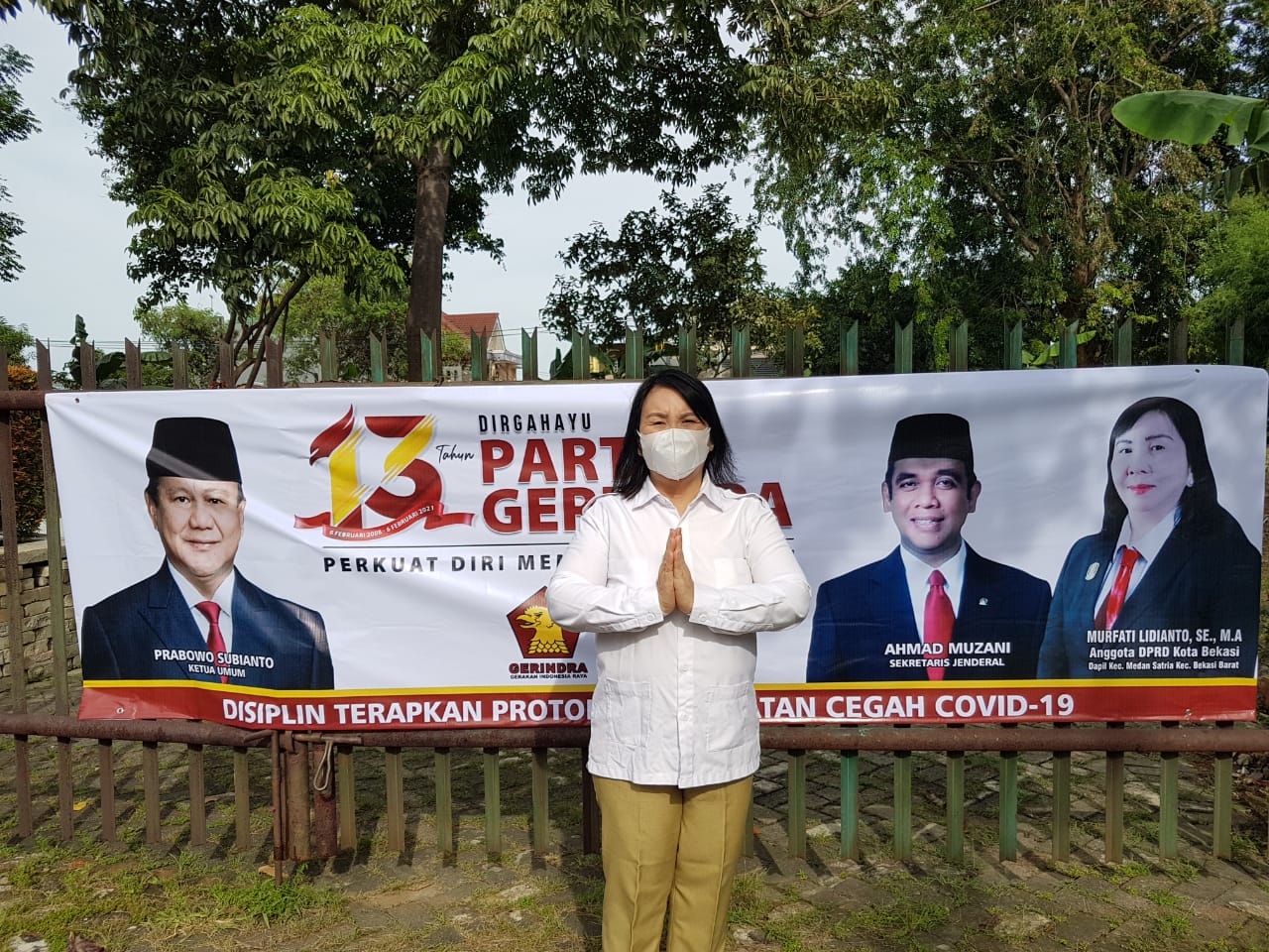 Meriahkan HUT Ke-13 Partai Gerindra, Murfati Terjun Langsung Pasang Bendera Dan Spanduk
