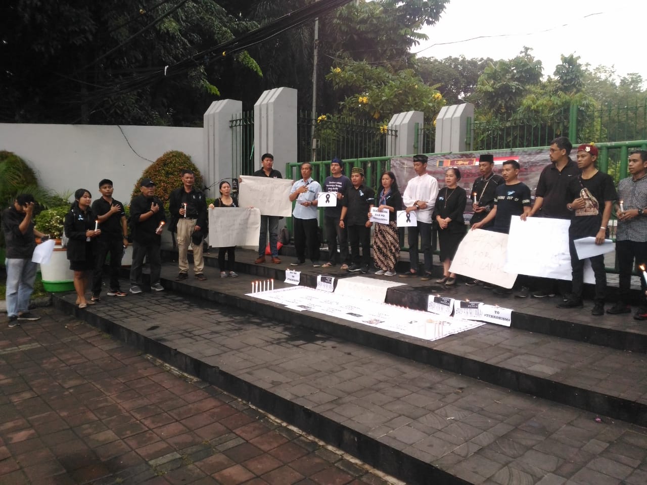 Save Srilanka dan Pray for Srilanka Jadi Tagar Aksi Damai Forum Masyarakat Peduli Ledakan Bom di Srilanka