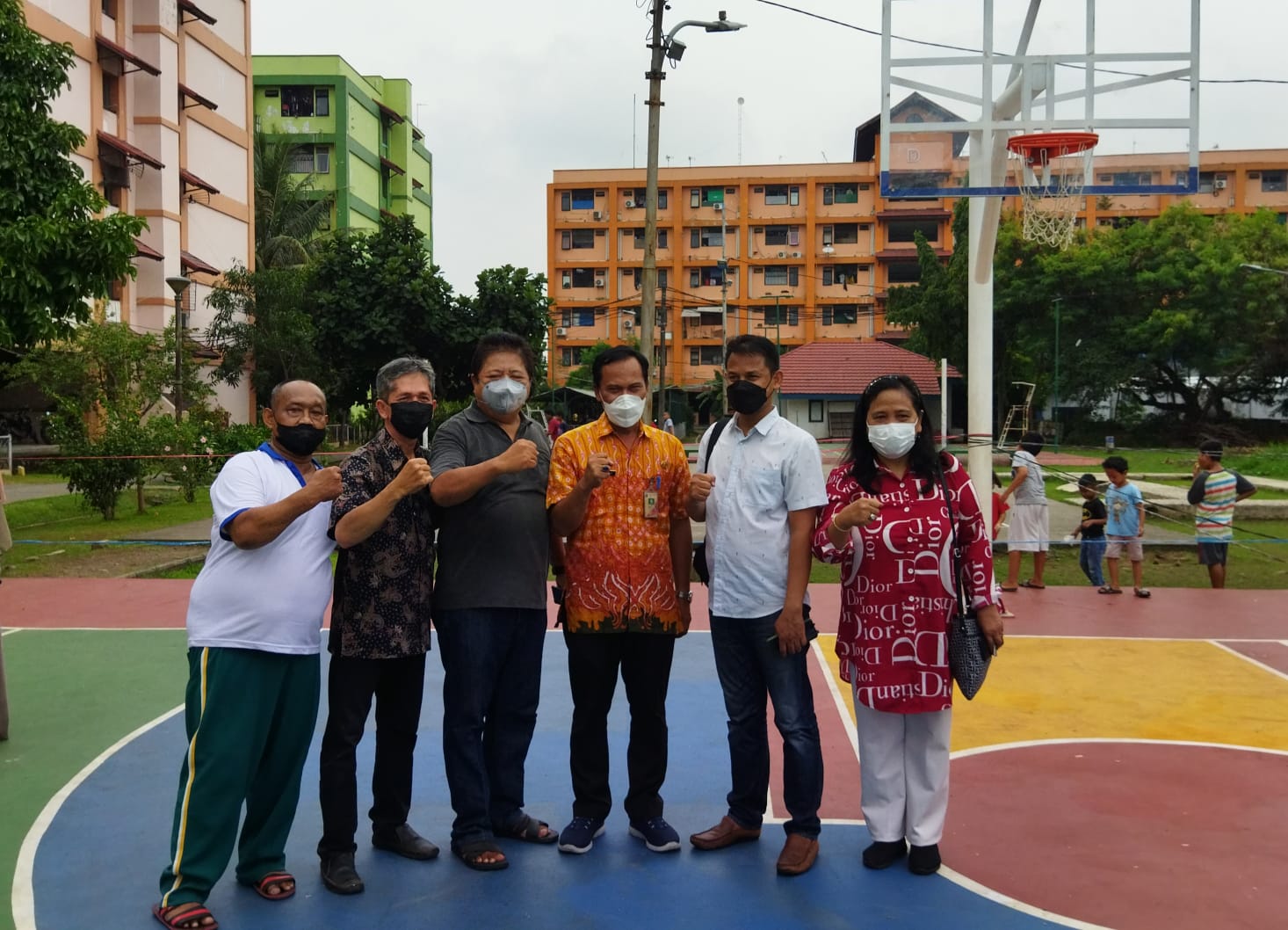 PENGURUS RW 10 CAKUNG BARAT SAMPAIKAN TERIMA KASIH ATAS FASILITAS OLAHRAGA YANG DIBANGUN PEMPROV DKI JAKARTA