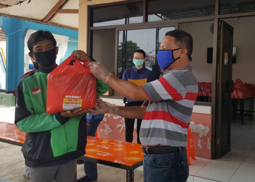 PEDULI WARGA TERDAMPAK CORONA, RW. 030 PEJUANG BAGIKAN PAKET SEMBAKO